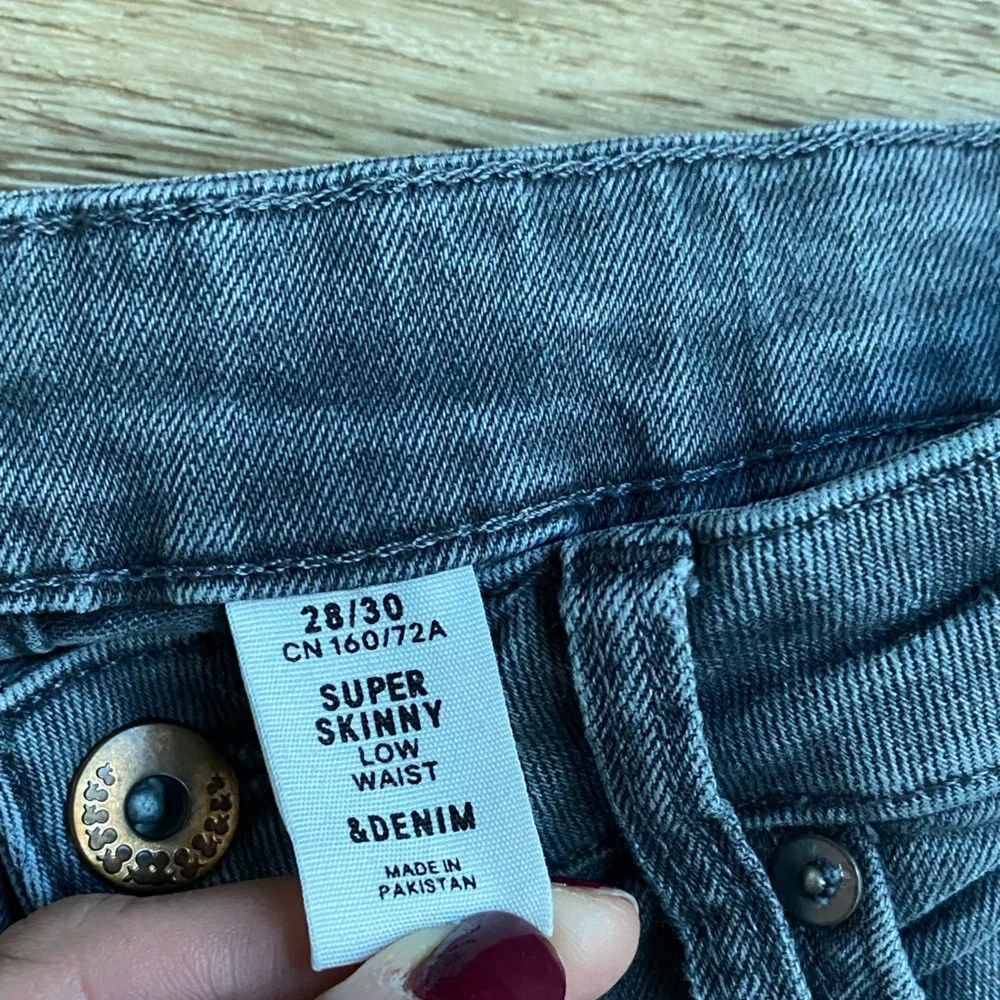 & Denim Super Skinny Low Waist Jeans Grey Size 28/30 - Picture 2 of 9